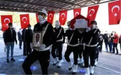 Şehit polisi çocukları ve babası tabutunu öperek uğurladı