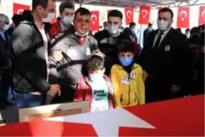 Şehit polisi çocukları ve babası tabutunu öperek uğurladı