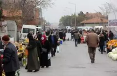 Sokağa çıkma kısıtlaması nedeniyle Cumartesi pazarı Cuma günü kuruldu Sokağa çıkma kısıtlaması nedeniyle Cumartesi pazarı Cuma günü kuruldu