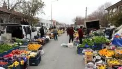 Sokağa çıkma kısıtlaması nedeniyle Cumartesi pazarı Cuma günü kuruldu Sokağa çıkma kısıtlaması nedeniyle Cumartesi pazarı Cuma günü kuruldu