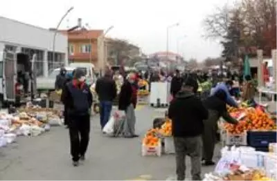 Sokağa çıkma kısıtlaması nedeniyle Cumartesi pazarı Cuma günü kuruldu Sokağa çıkma kısıtlaması nedeniyle Cumartesi pazarı Cuma günü kuruldu