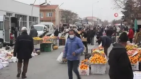 Sokağa çıkma kısıtlaması nedeniyle Cumartesi pazarı Cuma günü kuruldu Sokağa çıkma kısıtlaması nedeniyle Cumartesi pazarı Cuma günü kuruldu