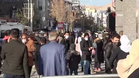 Sokağa çıkma kısıtlaması öncesi caddelerde yoğunluk Sokağa çıkma kısıtlaması öncesi caddelerde yoğunluk