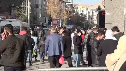 Sokağa çıkma kısıtlaması öncesi caddelerde yoğunluk Sokağa çıkma kısıtlaması öncesi caddelerde yoğunluk