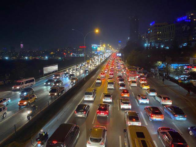 Sokağa çıkma kısıtlamasına saatler kala İstanbul'da trafik kilitlendi