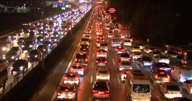 Sokağa çıkma kısıtlamasına saatler kala İstanbul'da trafik kilitlendi