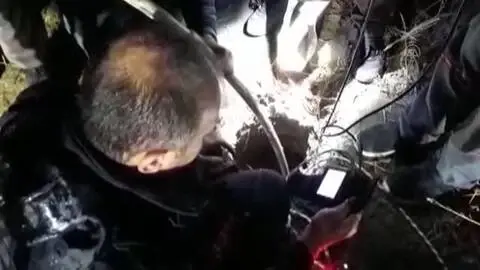 Sondaj kuyusuna düşen yavru köpek kurtarıldı Sondaj kuyusuna düşen yavru köpek kurtarıldı
