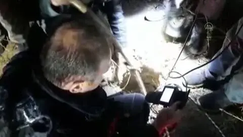 Sondaj kuyusuna düşen yavru köpek kurtarıldı Sondaj kuyusuna düşen yavru köpek kurtarıldı