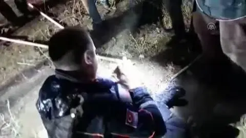 Sondaj kuyusuna düşen yavru köpek kurtarıldı Sondaj kuyusuna düşen yavru köpek kurtarıldı