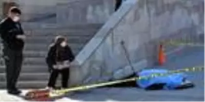 Tabureye oturup ölen eşinin cenazesinin başında bekledi Tabureye oturup ölen eşinin cenazesinin başında bekledi