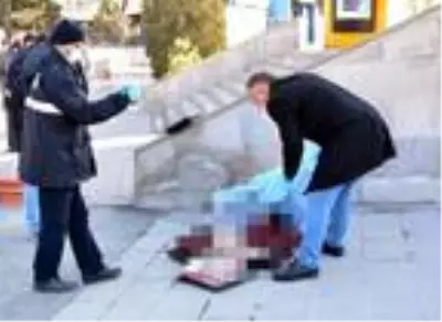 Tabureye oturup ölen eşinin cenazesinin başında bekledi Tabureye oturup ölen eşinin cenazesinin başında bekledi
