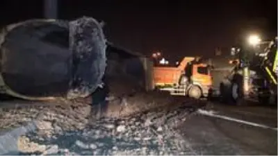 Topkapı Alt Geçidi'nde hafriyat kamyoneti devrildi: 1 yaralı Topkapı Alt Geçidi'nde hafriyat kamyoneti devrildi: 1 yaralı