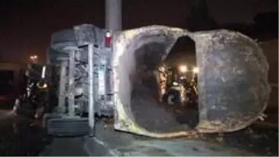 Topkapı Alt Geçidi'nde hafriyat kamyoneti devrildi: 1 yaralı Topkapı Alt Geçidi'nde hafriyat kamyoneti devrildi: 1 yaralı