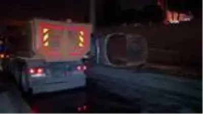 Topkapı Alt Geçidi'nde hafriyat kamyoneti devrildi: 1 yaralı Topkapı Alt Geçidi'nde hafriyat kamyoneti devrildi: 1 yaralı