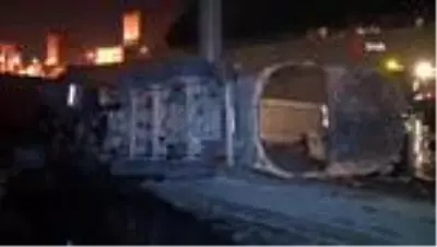Topkapı Alt Geçidi'nde hafriyat kamyoneti devrildi: 1 yaralı Topkapı Alt Geçidi'nde hafriyat kamyoneti devrildi: 1 yaralı