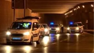 Topkapı Alt Geçidi'nde hafriyat kamyoneti devrildi: 1 yaralı Topkapı Alt Geçidi'nde hafriyat kamyoneti devrildi: 1 yaralı