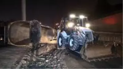 Topkapı Alt Geçidi'nde hafriyat kamyoneti devrildi: 1 yaralı Topkapı Alt Geçidi'nde hafriyat kamyoneti devrildi: 1 yaralı