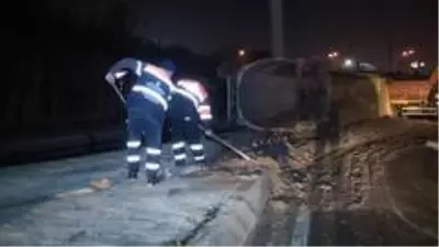 Topkapı Alt Geçidi'nde hafriyat kamyoneti devrildi: 1 yaralı Topkapı Alt Geçidi'nde hafriyat kamyoneti devrildi: 1 yaralı