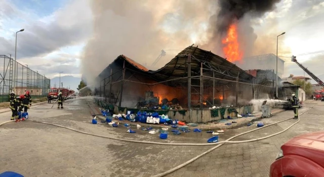 Deterjan fabrikasında çıkan yangın çevredeki binalara sıçradı - Haberler