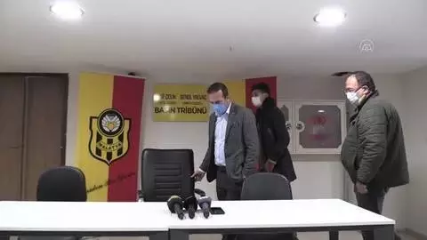Yeni Malatyaspor, hayatını kaybeden gazetecilerin isimlerini basın tribününe verdi Yeni Malatyaspor, hayatını kaybeden gazetecilerin isimlerini basın tribününe verdi