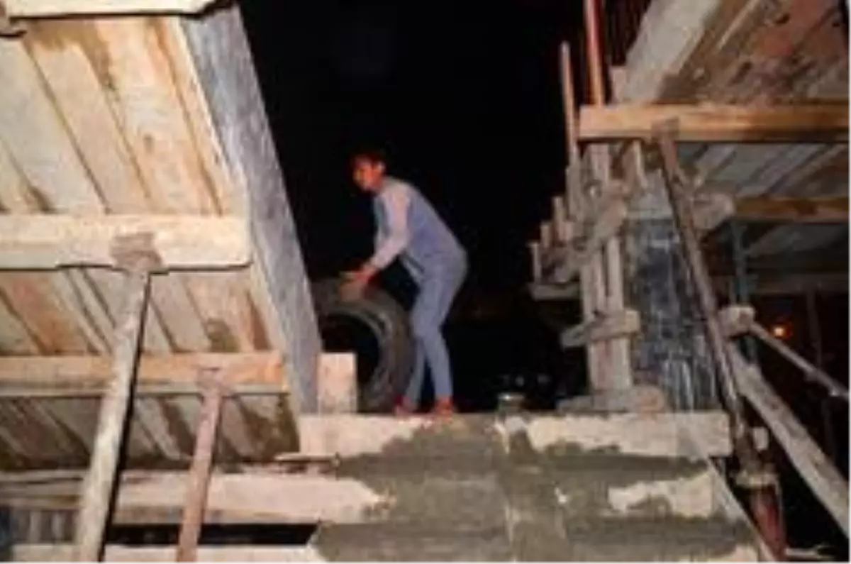 Yeni yapılan evlerinde betonun donmaması için lastik yaktılar