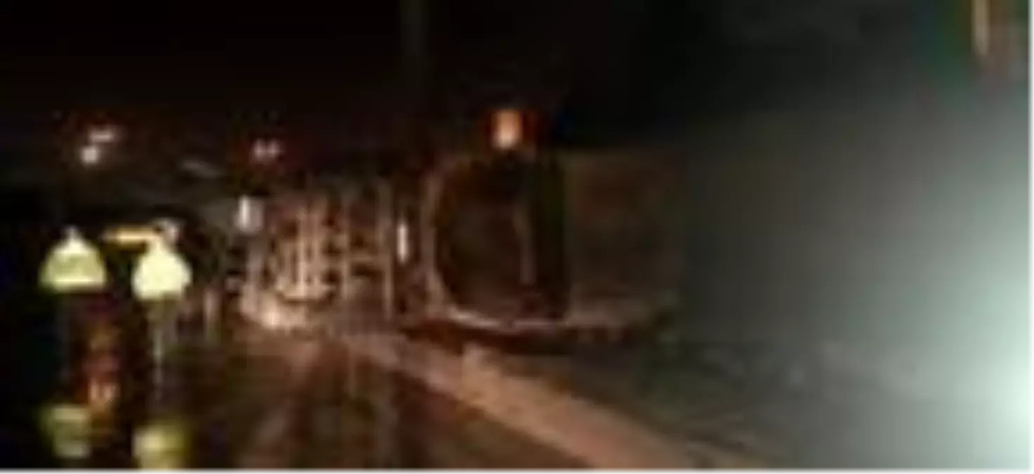 ZEYTİNBURNU'NDA HAFRİYAT YÜKLÜ KAMYON DEVRİLDİ, TONLARCA TOPRAK YOLA DAĞILDI