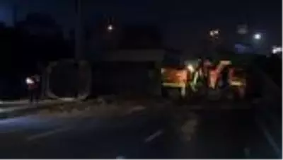 Zeytinburnu'nda toprak yüklü hafriyat kamyonu yola devrildi: 1yaralı Zeytinburnu'nda toprak yüklü hafriyat kamyonu yola devrildi: 1yaralı