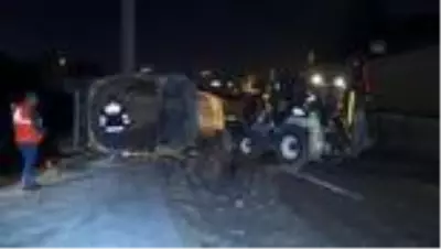 Zeytinburnu'nda toprak yüklü hafriyat kamyonu yola devrildi: 1yaralı Zeytinburnu'nda toprak yüklü hafriyat kamyonu yola devrildi: 1yaralı
