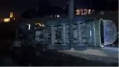 Zeytinburnu'nda toprak yüklü hafriyat kamyonu yola devrildi: 1yaralı Zeytinburnu'nda toprak yüklü hafriyat kamyonu yola devrildi: 1yaralı