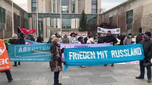 Almanya'da hkmetin savunma harcamalarn artrma planlar protesto edildi
