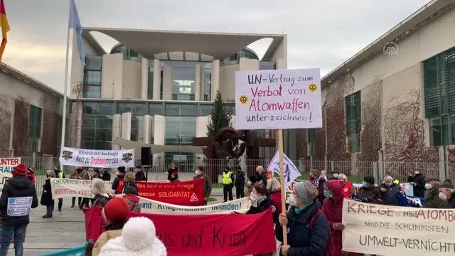 Almanya'da hkmetin savunma harcamalarn artrma planlar protesto edildi