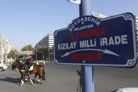 Ankara'da sokağa kısıtlamasında atlı polislerden denetim Ankara'da sokağa kısıtlamasında atlı polislerden denetim