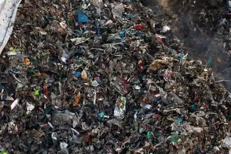 Avrupa'dan ithal edilen çöp, Adana'da yol kenarlarına dökülüyor Avrupa'dan ithal edilen çöp, Adana'da yol kenarlarına dökülüyor