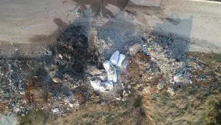Avrupa'dan ithal edilen çöp, Adana'da yol kenarlarına dökülüyor Avrupa'dan ithal edilen çöp, Adana'da yol kenarlarına dökülüyor