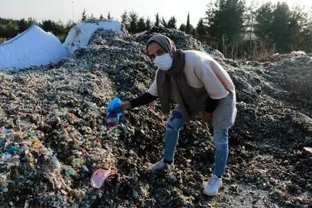 Avrupa'dan ithal edilen çöp, Adana'da yol kenarlarına dökülüyor Avrupa'dan ithal edilen çöp, Adana'da yol kenarlarına dökülüyor