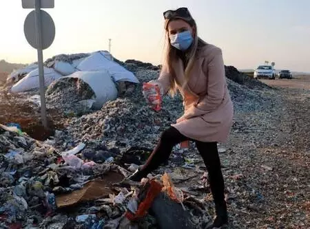 Bir mahalle ayakta! Avrupa'dan ithal ettikleri çöpleri yol kenarına döküp yakıyorlar Bir mahalle ayakta! Avrupa'dan ithal ettikleri çöpleri yol kenarına döküp yakıyorlar