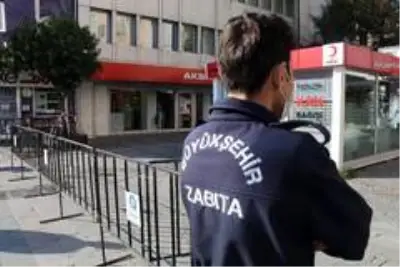 Bankların şeritlerle kapatıldığı o caddeye giriş 3 bin 500 kişiyle sınırlandırıldı Bankların şeritlerle kapatıldığı o caddeye giriş 3 bin 500 kişiyle sınırlandırıldı