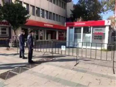 Bankların şeritlerle kapatıldığı o caddeye giriş 3 bin 500 kişiyle sınırlandırıldı Bankların şeritlerle kapatıldığı o caddeye giriş 3 bin 500 kişiyle sınırlandırıldı