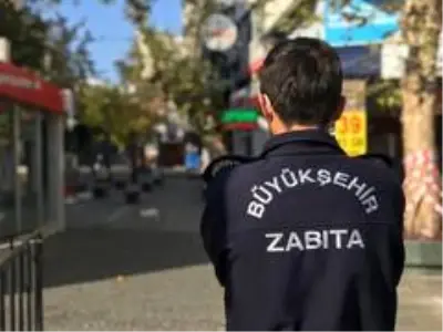 Bankların şeritlerle kapatıldığı o caddeye giriş 3 bin 500 kişiyle sınırlandırıldı Bankların şeritlerle kapatıldığı o caddeye giriş 3 bin 500 kişiyle sınırlandırıldı
