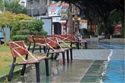 Bankların şeritlerle kapatıldığı o caddeye giriş 3 bin 500 kişiyle sınırlandırıldı Bankların şeritlerle kapatıldığı o caddeye giriş 3 bin 500 kişiyle sınırlandırıldı