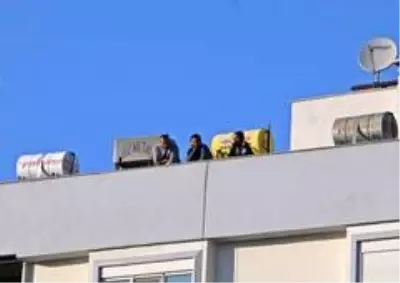 Bazıları sokağa, bazıları çatılara çıktı Bazıları sokağa, bazıları çatılara çıktı