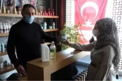Cefakar anne, oğlunun ameliyat parasını kumbara ile toplamaya çalışıyor Cefakar anne, oğlunun ameliyat parasını kumbara ile toplamaya çalışıyor