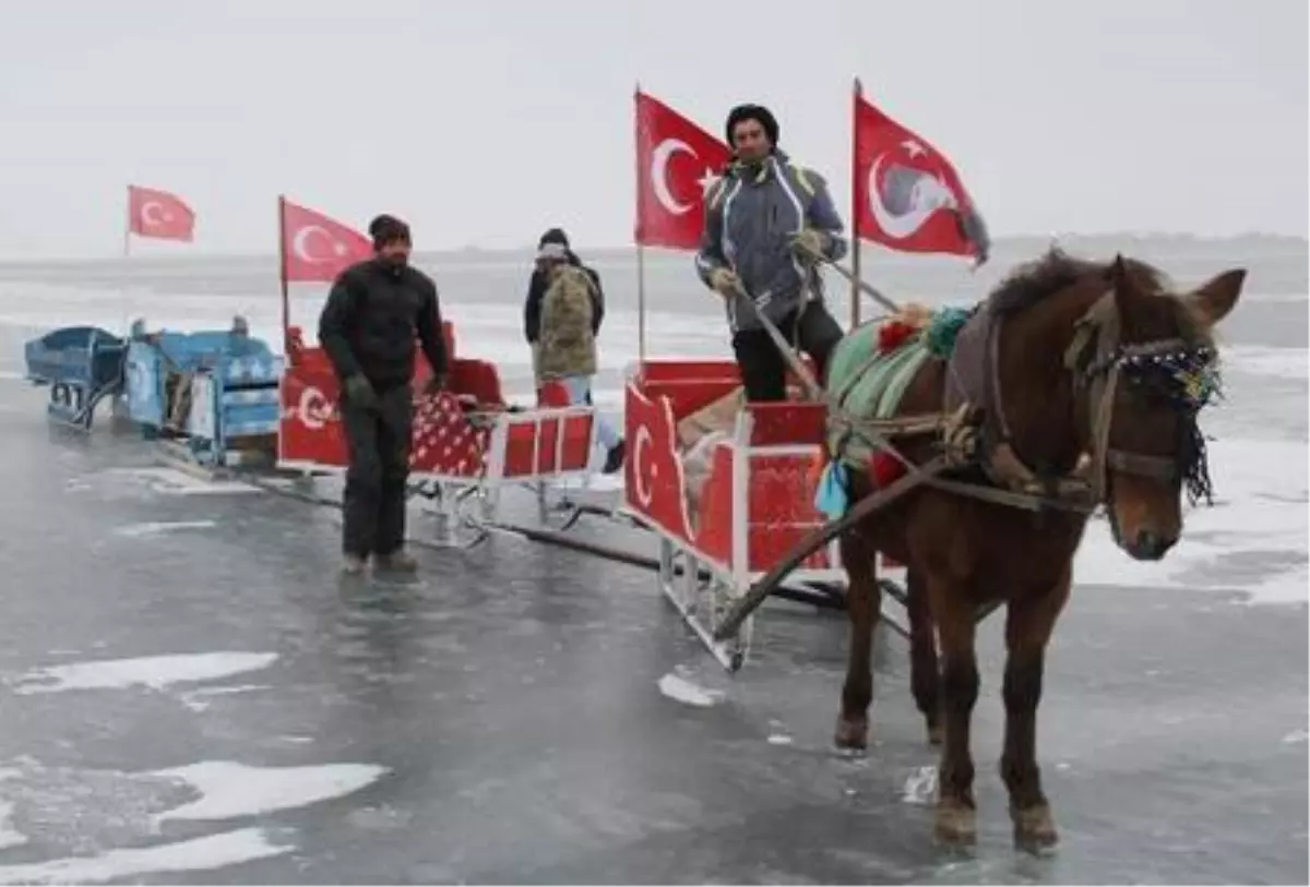 Çıldır Gölü'nün atlı kızakçıları Turistik Doğu Ekspresi'nin yolunu gözlüyor