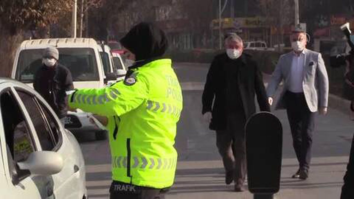 ÇORUM- Belediye sokağa çıkma kısıtlaması döneminde sokak hayvanlarını besliyor