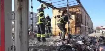 Adana: Son dakika haberi: Deterjan yüklü tırda çıkan yangın itfaiye ekiplerince söndürüldü Adana: Son dakika haberi: Deterjan yüklü tırda çıkan yangın itfaiye ekiplerince söndürüldü