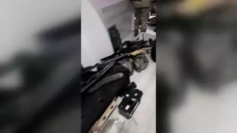 DİYARBAKIR - Hacizli otomobili parçalayıp satmaya çalıştıkları öne sürülen iki kardeş yakalandı DİYARBAKIR - Hacizli otomobili parçalayıp satmaya çalıştıkları öne sürülen iki kardeş yakalandı