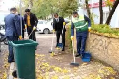 Gençler kapıların önünü süpürdü