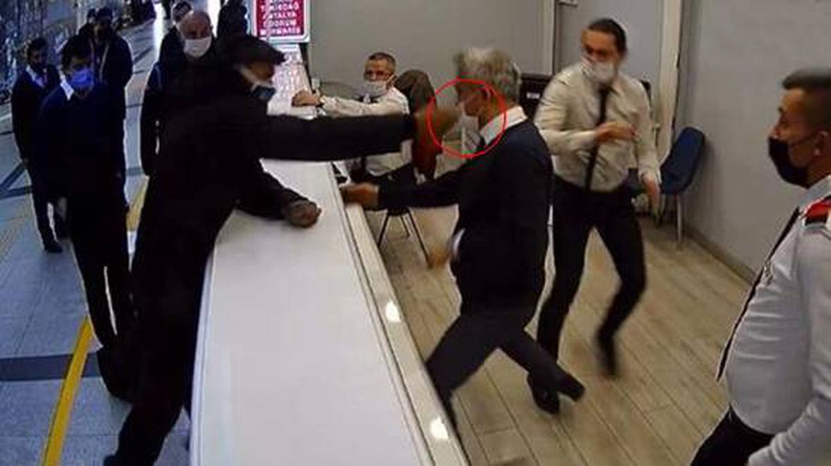 HES kodu olmadığı için bilet verilmeyen sarhoş vatandaş çalışanların boğazına saldırdı! O anlar kamerada