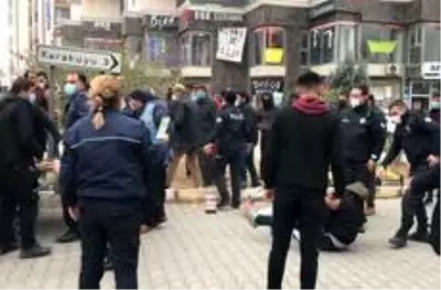 Seyyar satıcılar ile zabıtalar arasında gerginlik...Sosyal mesafe unutuldu Seyyar satıcılar ile zabıtalar arasında gerginlik...Sosyal mesafe unutuldu