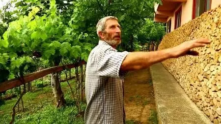 İnci gibi dizdiği odunları gözü gibi koruyor İnci gibi dizdiği odunları gözü gibi koruyor